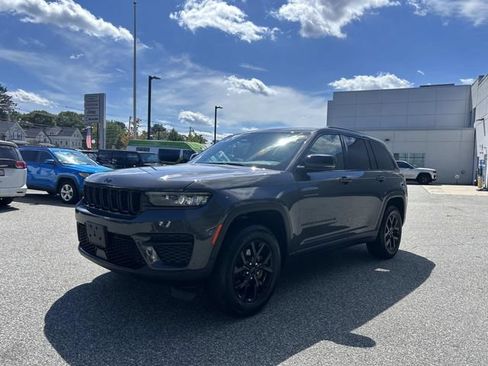 Used 2024 Jeep Grand Cherokee Altitude AWD/4WD image 7