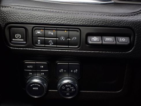 Used 2021 GMC Yukon Denali w/ Denali Premium Package image 27