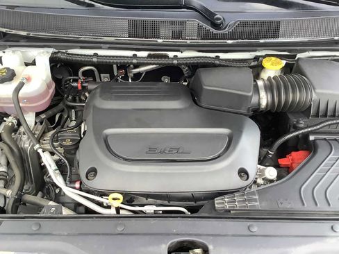 Used 2023 Chrysler Voyager LX FWD image 8