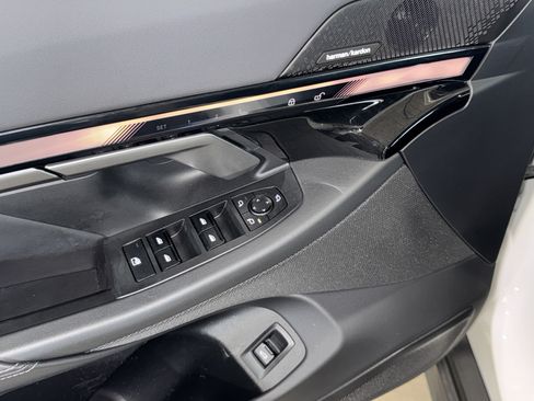 Used 2025 BMW i5 eDrive40i w/ Premium Package RWD image 18