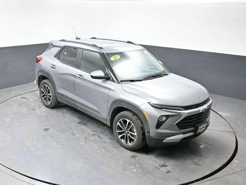 Used 2025 Chevrolet TrailBlazer LT w/ Driver Confidence Package image 17