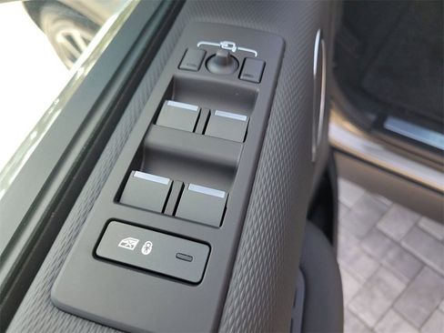 New 2025 Land Rover Discovery Dynamic SE image 24