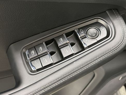 Used 2026 Porsche Macan AWD/4WD image 25