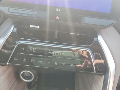 Used 2023 Toyota Venza Limited image 2