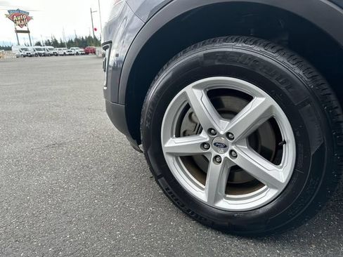 Used 2017 Ford Explorer XLT w/ Equipment Group 202A AWD/4WD image 28
