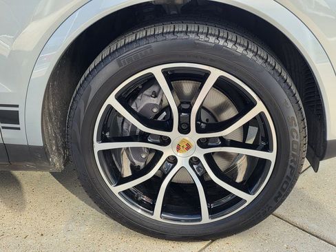 Used 2021 Porsche Cayenne Coupe image 16