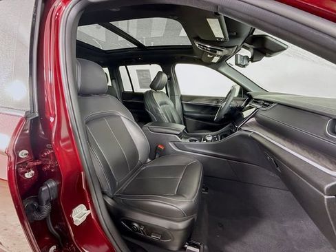 Used 2024 Jeep Grand Cherokee Limited w/ Luxury Tech Group II image 29