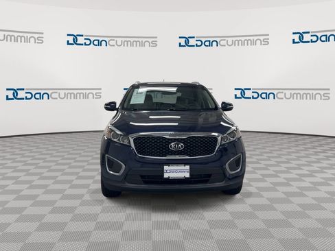 Used 2017 Kia Sorento AWD image 3