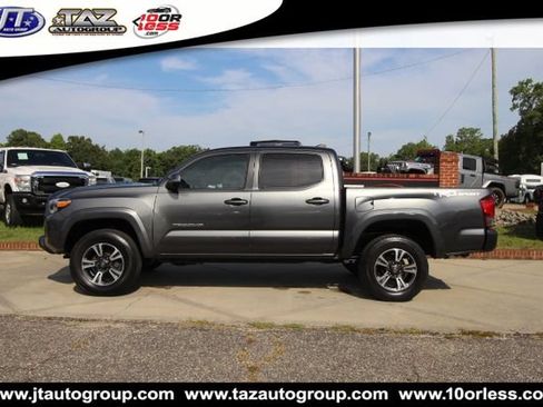 Used 2017 Toyota Tacoma TRD Sport w/ Tow Package RWD image 4