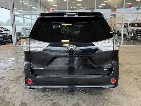 Used 2011 Toyota Sienna SE w/ Towing Pkg FWD image 10