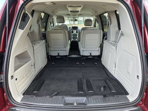 Used 2010 Chrysler Town & Country Touring Plus w/ Safetytec Group FWD image 18