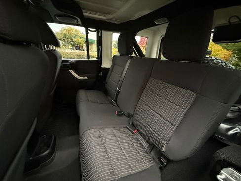 Used 2011 Jeep Wrangler Unlimited Rubicon w/ Connectivity Group image 29