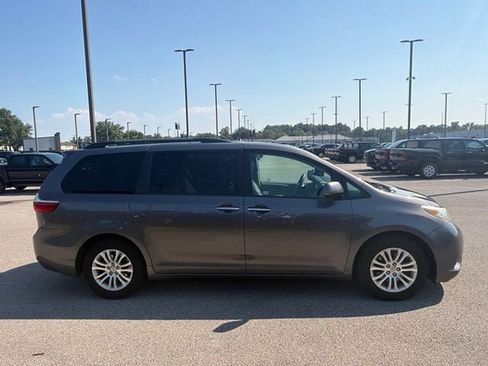 Used 2017 Toyota Sienna XLE Premium FWD image 13