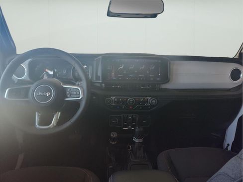 Used 2025 Jeep Wrangler Unlimited Sahara AWD/4WD image 12