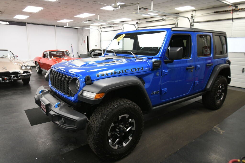 Used 2024 Jeep Wrangler Unlimited Rubicon 4xe AWD/4WD image 3