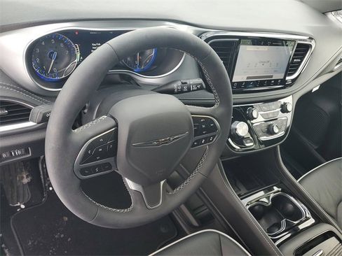 New 2026 Chrysler Pacifica Limited w/ Trailer Tow Group image 19