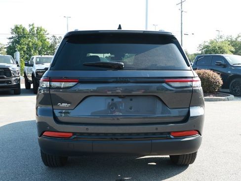 Used 2024 Jeep Grand Cherokee Altitude AWD/4WD image 7