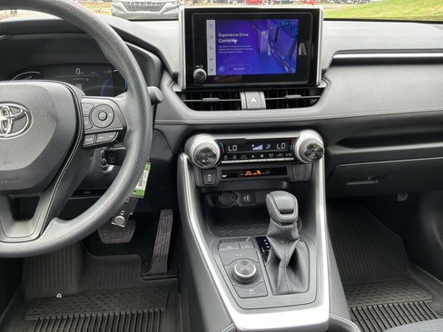 Used 2025 Toyota RAV4 LE AWD/4WD image 29