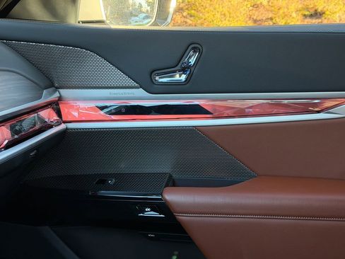 Used 2023 BMW 760i xDrive image 27