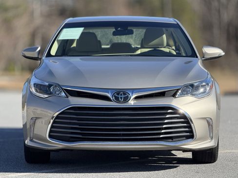 Used 2018 Toyota Avalon XLE image 2