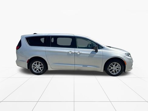 Used 2024 Chrysler Pacifica Touring-L FWD image 9