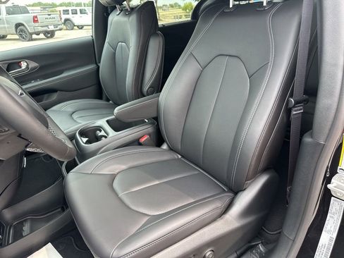 New 2026 Chrysler Pacifica Select image 65