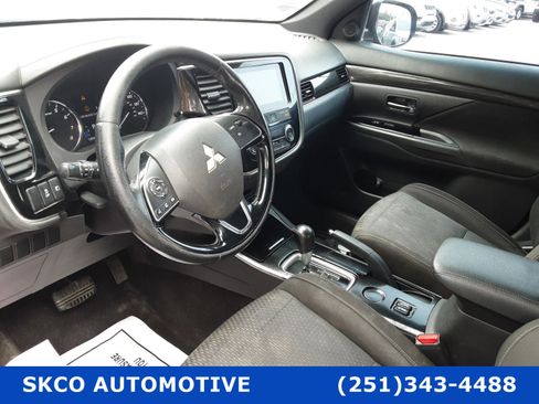 Used 2018 Mitsubishi Outlander LE image 20