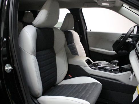 New 2025 Mitsubishi Outlander SE image 19