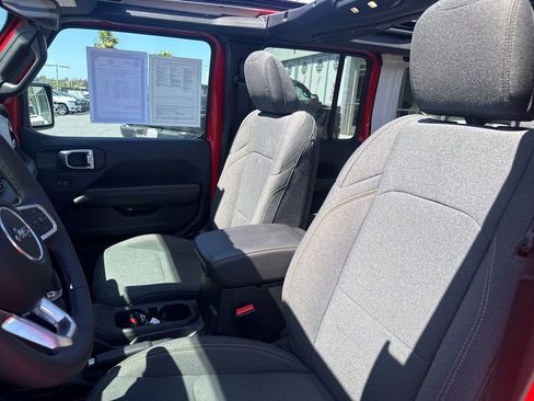 Certified 2025 Jeep Wrangler Unlimited Sahara w/ Safety Group AWD/4WD image 15