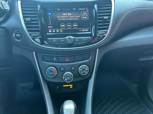 Used 2021 Chevrolet Trax LT w/ LT Convenience Package image 6