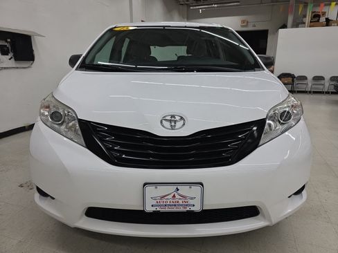 Used 2015 Toyota Sienna L FWD image 2