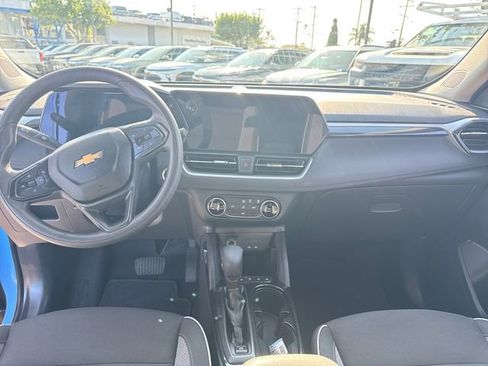 Used 2024 Chevrolet TrailBlazer LS w/ LS Convenience Package FWD image 2