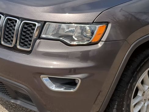 Used 2019 Jeep Grand Cherokee Laredo AWD/4WD image 11