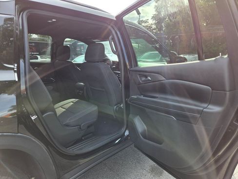 Used 2024 Chevrolet Traverse LT FWD image 13
