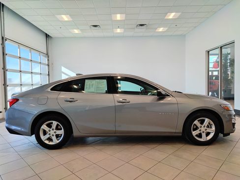 Used 2024 Chevrolet Malibu LT FWD image 2