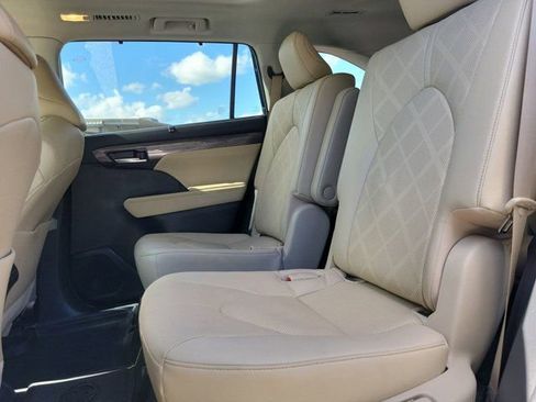 Used 2023 Toyota Highlander Platinum FWD image 20