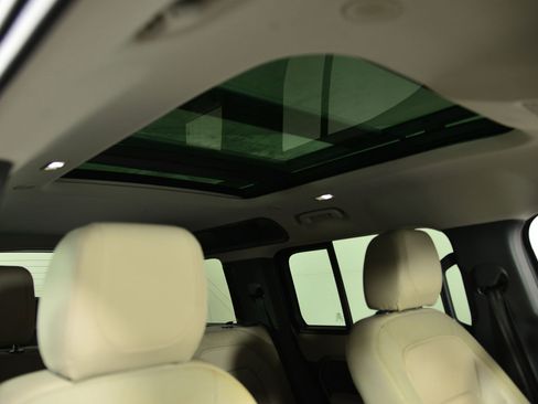 Used 2020 Land Rover Defender 110 SE image 14