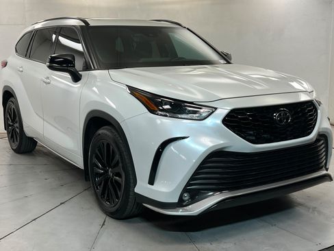 Used 2023 Toyota Highlander XSE FWD image 8
