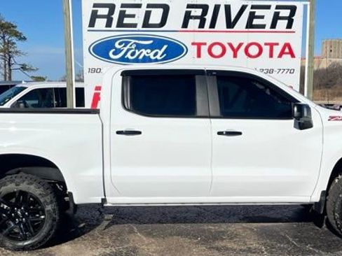 Used 2025 Chevrolet Silverado 1500 LT Trail Boss w/ Convenience Package II image 1