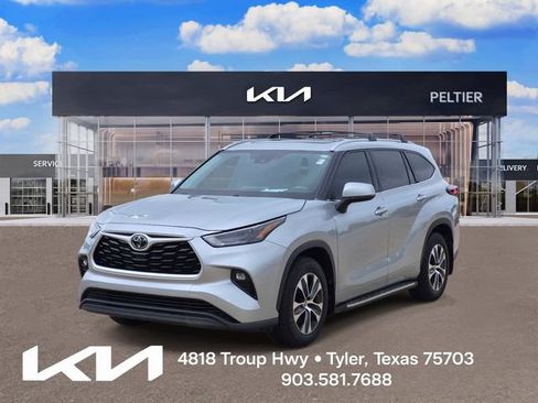 Used 2022 Toyota Highlander XLE FWD image 3