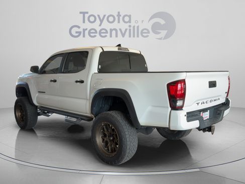 Used 2018 Toyota Tacoma TRD Off-Road AWD/4WD image 4