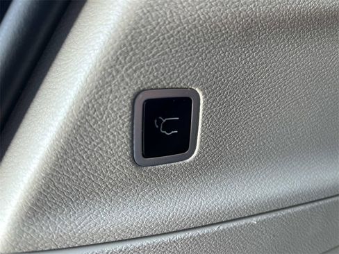 Used 2024 Chrysler Pacifica Touring-L image 14