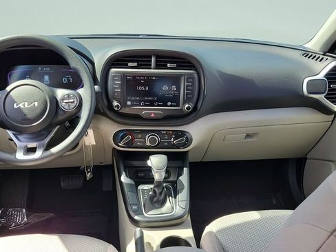 Used 2025 Kia Soul LX w/ LX Technology Package FWD image 22