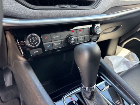 Used 2025 Jeep Compass Latitude AWD/4WD image 19