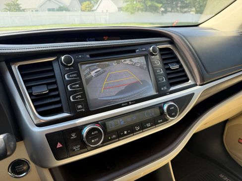 Used 2014 Toyota Highlander Limited AWD/4WD image 24