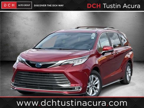 Used 2025 Toyota Sienna Limited image 1