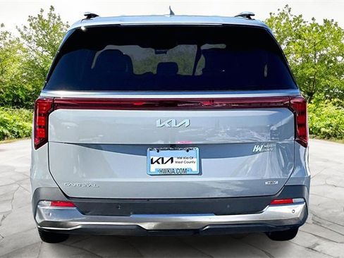 Certified 2025 Kia Carnival SX image 4