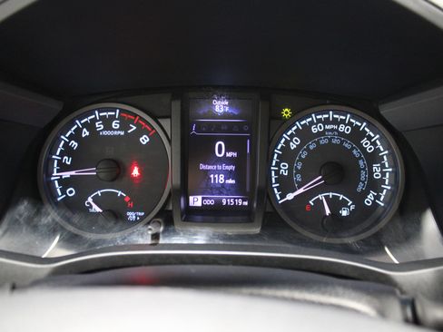Used 2017 Toyota Tacoma TRD Off-Road w/ Tow Package (A/T) AWD/4WD image 30