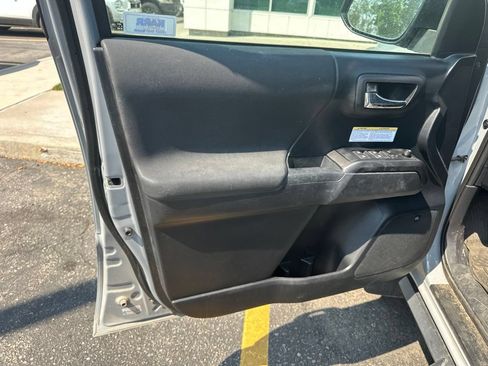 Used 2019 Toyota Tacoma TRD Off-Road w/ TRD Premium Off Road Package AWD/4WD image 6