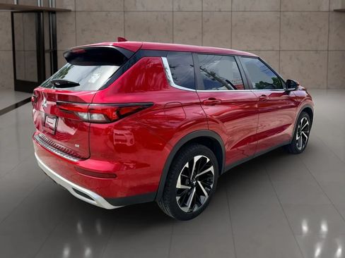 Used 2023 Mitsubishi Outlander SE FWD image 3